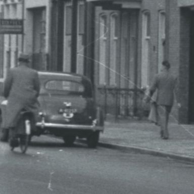 Kenteken: A 41257; Morris Oxford MO, Groningen, Ossenmarkt, 1955, foto: uitsnede 2248-5079.jpg; Fotograaf: Fotobedrijf Piet Boonstra