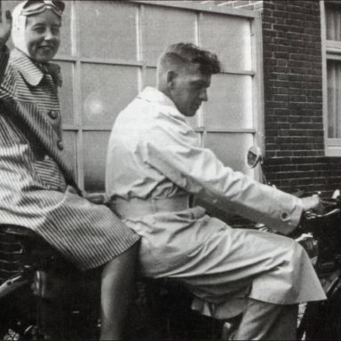 Kenteken: A 30514; Bob van Ooy en Iet van de Waal, Haren ca. 1939, Ariël, foto: Clubmededelingen nr. 410 mei 1998, Veteraan Motoren Club