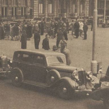 Kenteken: A 8219; Chrysler, Grote Markt Groningen, foto: "Het Noorden in Woord en Beeld" 24-06-1938