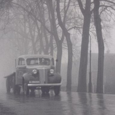 Kenteken: A 28096; Chevrolet, foto: still uit de film "Rondom de Martini", C.R. Tiddens, 1939-1949, coll. GrA (2209-AV0312)