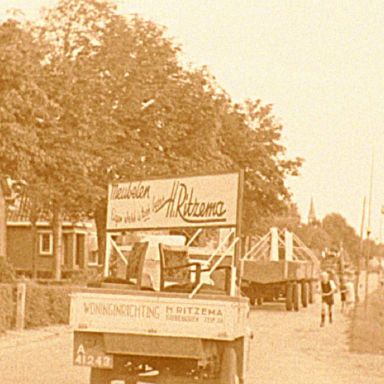 Kenteken: A 41243; Ford ca. 1950, foto: Still uit GAVA-film AV14882