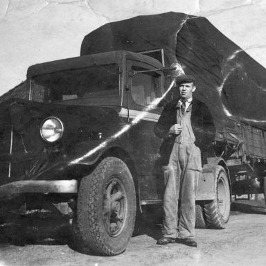 Kenteken: A 30036; Cornelis Smit van de auto-onderneming WESO (Willem Eise Smit Onderneming), ca. 1939 (2138-6988)