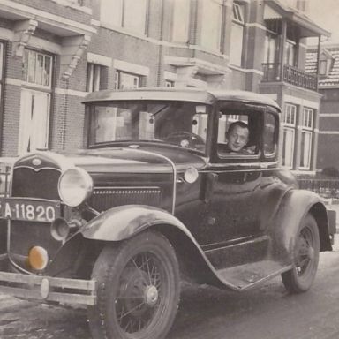 Kenteken: A 11820; Paul Krugerstraat 4, Winschoten.  J. W. Verwoerd in de Ford, foto: W. G. Verwoerd-Dik