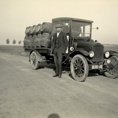 Kenteken: A 11340; Ford TT vrachtwagen beladen met biertonnen, met Barteld Luit, broer van Jakob, ca. 1932, foto: H. Zant