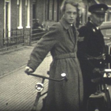 Kenteken: A 35875; Ford, Uithuizermeeden, 1954, foto: Still uit GAVA film AV0302