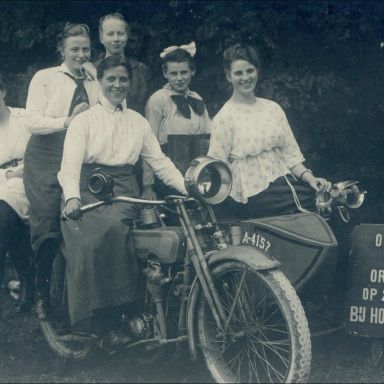 Kenteken: A 4157; Harley Davidson met zijspan en een zestal dames bij Hotel Tjaarda, 22-09-1920, foto: collectie <a href='https://onserfgoed.noorderstruun.nl/detail.php?nav_id=5-1&index=0&imgid=1332285&id=1417895' target='_blank'>Museum Heerenveen</a>