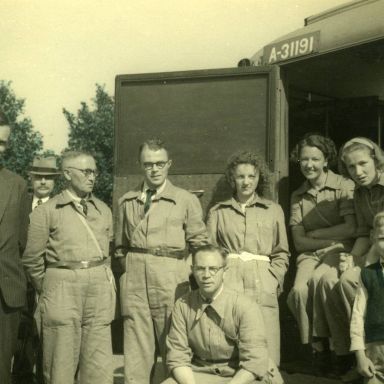 Kenteken: A 31191; Groepsfoto van ploeg 3 van de Luchtbeschermingsdienst bij de Chevrolet, 03-08-1940. (2138-2824)