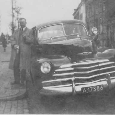 Kenteken: A 17386; Chevrolet, L. Koning in de Kerklaan te Groningen, ca. 1947, foto: M. Koning