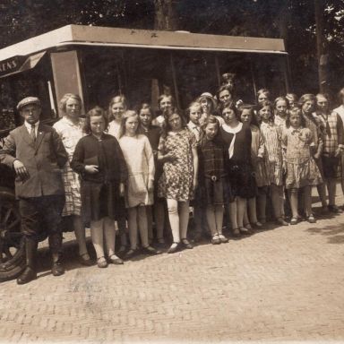 Kenteken: A 1538; Groepsfoto van een reisje met een bus van busonderneming Fa. Heikens, ca. 1920. foto: Streekhistorisch Centrum Stadskanaal