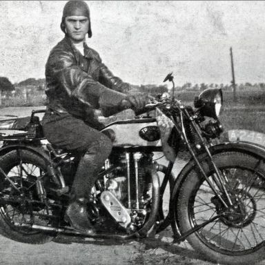 Kenteken: A 24579; Triumph, foto: Clubmededelingen nr. 513, december 2006, Veteraan Motoren Club