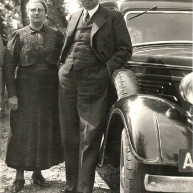 Kenteken: A 859; Berend Dijk met echtgenote Cornelia Sofia Dijk-Weering naast de Dodge, Hoofdstraat 113, Midwolde ca. 1939, foto: J. Oosterhuis