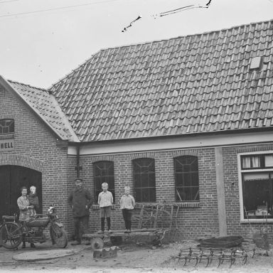 Kenteken: A 4205; Huizinge, Hoofdweg ca. 1930 (2856_0034); Fotograaf: Jan Veenstra