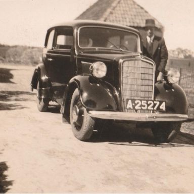 Kenteken: A 25274; Klaas ter Haar Rosema naast de Opel, foto: E. Harmens Hazenberg