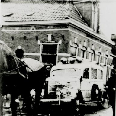 Kenteken: A 9979; Chevrolet ziekenwagen garage Wijsbeek in WO II, foto: collectie Veenkoloniaal Museum (VM 6.6 DIV 34)