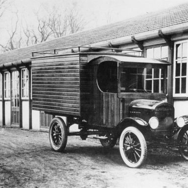 Kenteken: A 7336; dhr. Timmer naast zijn eerste Ford vrachtwagen bij de timmerfabriek. (818-6963)