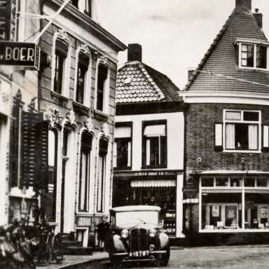 Kenteken: A 18797; DKW, Appingedam, Gouden Pand, Kniestraat ca. 1949, foto: uitsnede 1986-09094.jpg