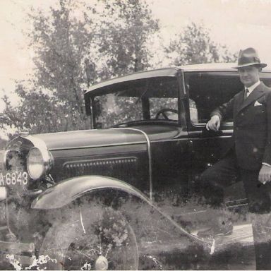 Kenteken: A 6848; Dirk Rooker (?) naast de Ford, foto: collectie Historische Vereniging Ten Post en omstreken <a href='hvtp0598' target='_blank'>hvtp0598</a>