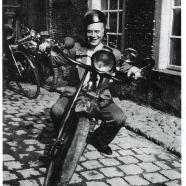 Kenteken: A 10539; Ariël, foto: Clubmededelingen nr. 283, oktober 1987, Veteraan Motoren Club