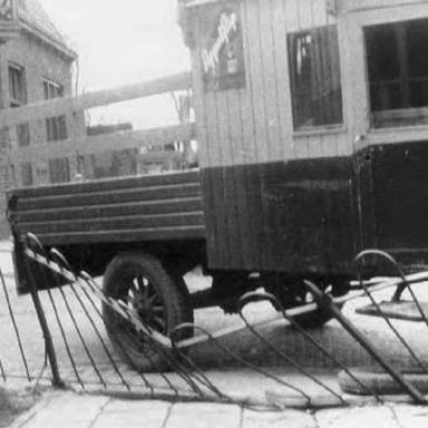 Kenteken: A 15201; Ford van de Rijksveerdienst heeft het hek van Hotel van der Werff geramd. Foto: <a href='http://lytjepole.lintenbrink.nl/?page_id=1181' target='_blank'>Bouke Henstra</a>
