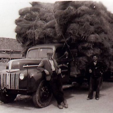 Kenteken: A 18361;  Koos Frieling en Ludolf Wieringa naast de Ford, foto: archief W. Mollema