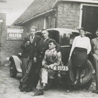 Kenteken: A 11735; Citroën C4, garage Van Hoogen aan de J.P. Santeeweg 6, Nietap. Rechts staat de heer Van Hoogen, foto: Drents Archief (DA93308029.jpg)