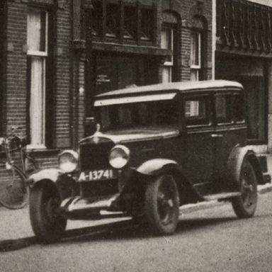Kenteken: A 13741; Chevrolet, Delfzijl, Marktstraat ca. 1930 foto: uitsnede 1986-22098.jpg