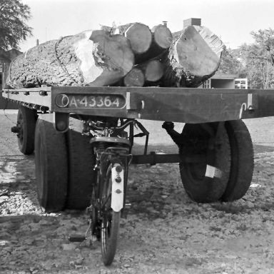 Kenteken: A 43364; Ongeval Graswijk tussen Hooghalen en Assen, 08-05-1952 foto: L. Huizinga
