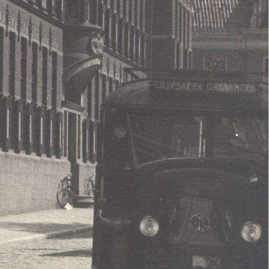 Kenteken: A 12529; Latil, Groningen, Martinikerkhof ca. 1930, foto: uitsnede 1785-30189.jpg