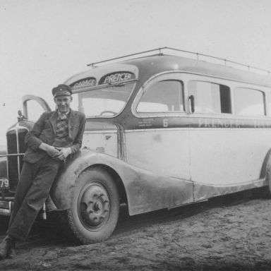 Kenteken: A 11379; Chauffeur Eeljo Prenger, 3e zoon van eigenaar Jan Prenger naast de Renault. Foto: J. Prenger
