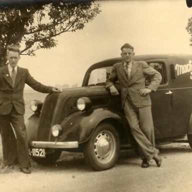 Kenteken: A 11521; Ford Anglia, rechts Fokko Oosting en links een onbekende knecht, foto: J. Knollema