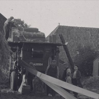 Kenteken: A 25554; Dorsmachine, foto: still uit de film "Onstwedde paraat" G. Molenaar, A.C.F.O., 1955 coll. GrA (2209-AV11306)
