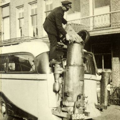 Kenteken: A 32290; Zuiderdiep Groningen: Jochum Schriemer tijdens de oorlog met een bus van de NADO, foto: archief W. Mollema