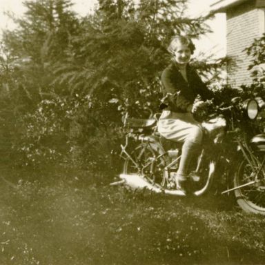 Kenteken: A 11188; Catrijn Abels op de motor, ca. 1930, foto: S. Abels