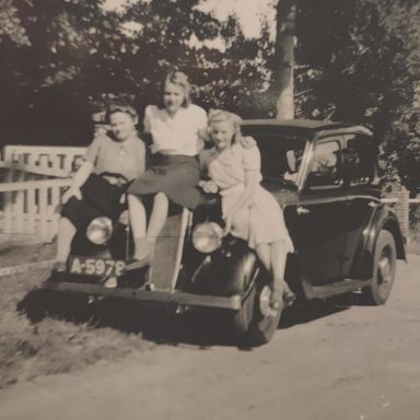 Kenteken: A 5978; Wolseley Ten met daarop Arendje Vegter, haar dochter Aaltje en nichtje Geessien Aeilkema, Leermens, Tuindersweg, ca. 1946, foto: M. Maring-Westerhuis