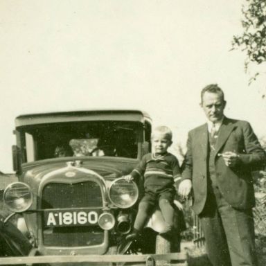 Kenteken: A 18160; Ford, Jacob Bakker senior en junior in 1932, foto: <a href='http://www.oudterapel.nl' target='_blank'>Website Oud Ter Apel</a>