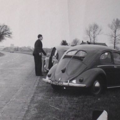 Kenteken: A 40346; Damsterdiep nabij Ruischerbrug, Century directeur P. Maans bij 2 nieuwe VW's, foto: Y. M. Maans via W.J. Nieboer
