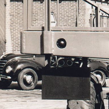 Kenteken: A 1664; Austin, verscholen achter een Zwalve trailer, foto: H. J. Dijkhuizen