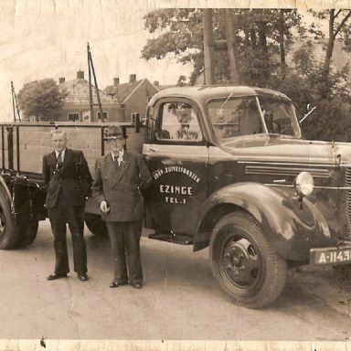 Kenteken: A 11430;  J. Faber (links) en directeur van de melkfabriek J. ten Have naast de Volvo, foto: J. H. Faber