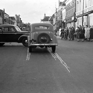 Kenteken: A 14371; Ongeval Brinkstraat Assen, 01-10-1950 foto: L. Huizinga