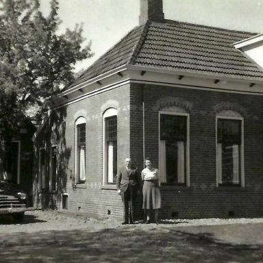 Kenteken: A 23022; Chevrolet, meneer en mevrouw Horst voor hun bedrijf aan de Dorpsweg 13. 1955, foto: Historische Commissie Garmerwolde (223)