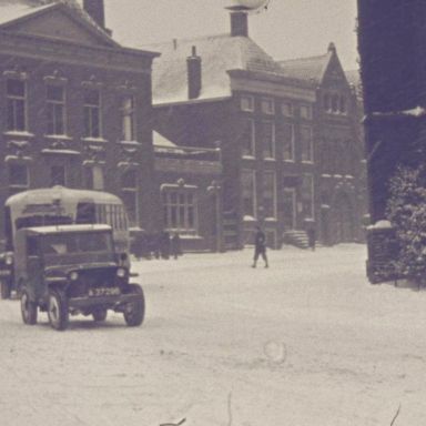 Kenteken: A 37296; Willys, foto: still uit de film "Een sombere winterdag", C. R. Tiddens, 1947, coll. GrA (2209-AV14106)