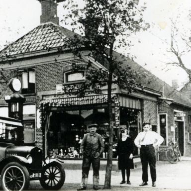Kenteken: A 11112; Stadskanaal, Unikenstraat, Smederij en rijwielhandel Roossien en de Ford bus van Uuldriks, 1925, foto: Streekhistorisch Centrum Stadskanaal (00018)