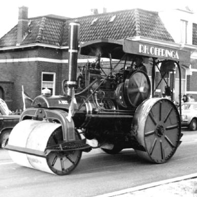 Kenteken: A 892; De stoomwals aan het Beneden Oosterdiep, Veendam, bron: <a href='www.bouwmachinesvantoen.nl' target='_blank'>www.bouwmachinesvantoen.nl</a>