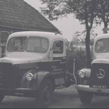 Kenteken: A 33282; Mercedes, Stadskanaal 1955, foto: still uit de film "Kanaalstreek 1955", G. Molenaar, A.C.F.O., 1955, coll. GrA (2209-1730)