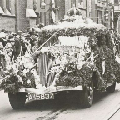 Kenteken: A 15837; Renault, Groningen, Gelkingestraat. Optocht t.g.v. 40-jarig jubileum koningin Wilhelmina 1938 (1785-6091)