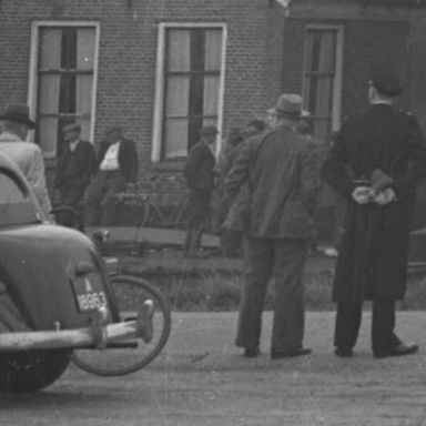 Kenteken: A 18963; De auto bij Scheepswerf Voorwaarts, 1949, foto: uitsnede 2248-0152.jpg; Fotograaf: Fotobedrijf Piet Boonstra