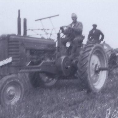 Kenteken: A 11868; Simon Eltje Meinardi op de John Deere met daarachter een zichtmachine, foto: C.H. van Hoorn