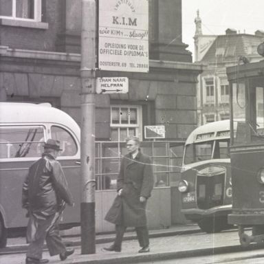 Kenteken: A 17964; Kromhout bus voor het Stadhuis op de Grote Markt, Groningen, 1948, foto: uitsnede 2248-452.jpg; Fotograaf: Fotobedrijf Piet Boonstra