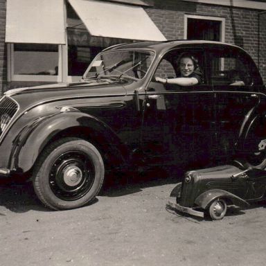 Kenteken: A 1817; Peugeot 202 (kenteken A-25431) en miniatuurauto A-1817, foto: F. Bos