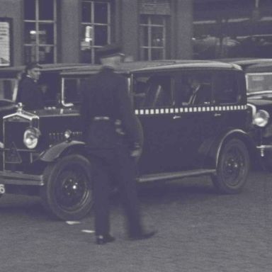Kenteken: A 22166; foto: still uit "Verkeersfilm", C. van der Mei, 1934, coll. GrA (2209-0176)